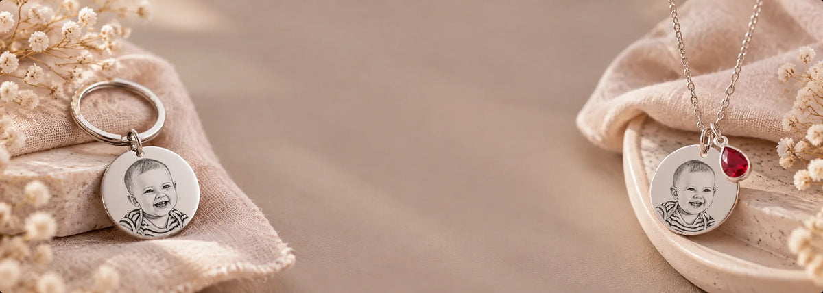 Collana personalizzata con ritratto e pietra di nascita accanto al portachiavi inciso Aurore