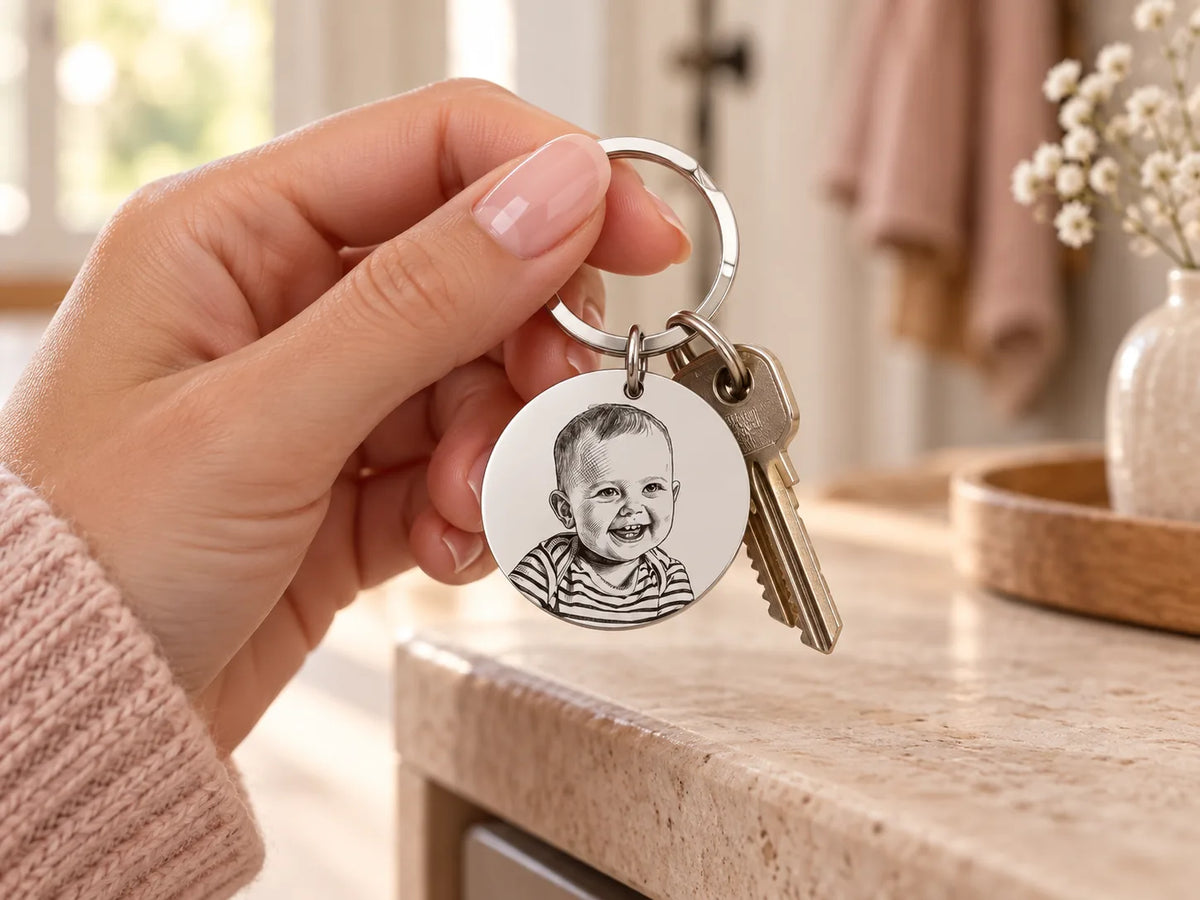 Portachiavi personalizzato con foto incisa, accanto alle chiavi