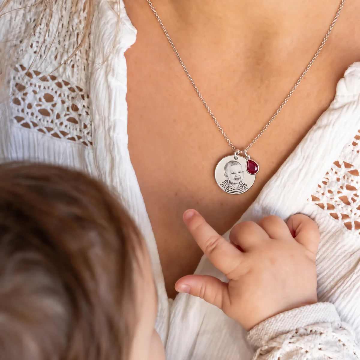 Collana personalizzata indossata da una mamma