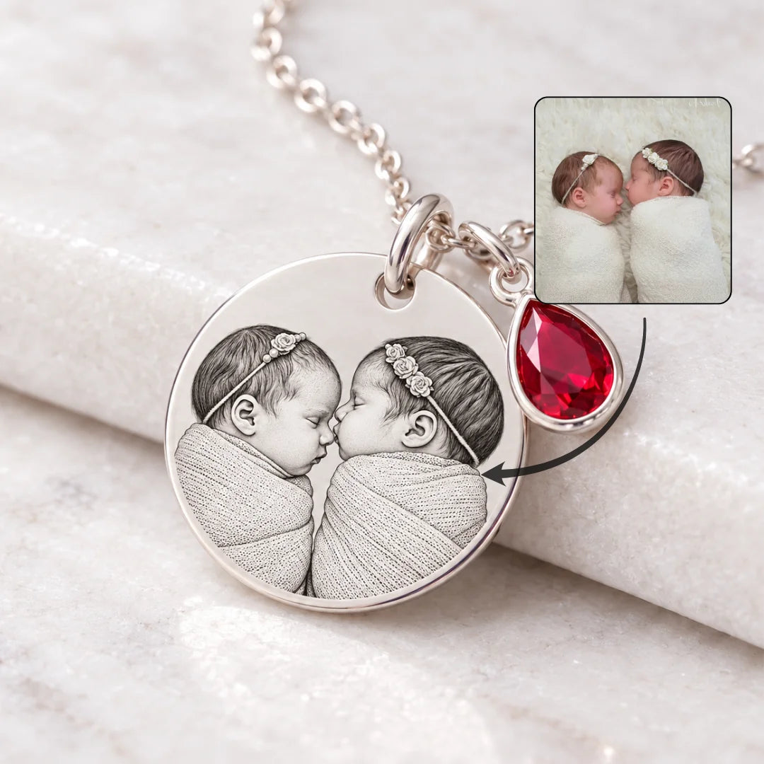 Collana argento con ritratto inciso di due bambini e pietra rossa