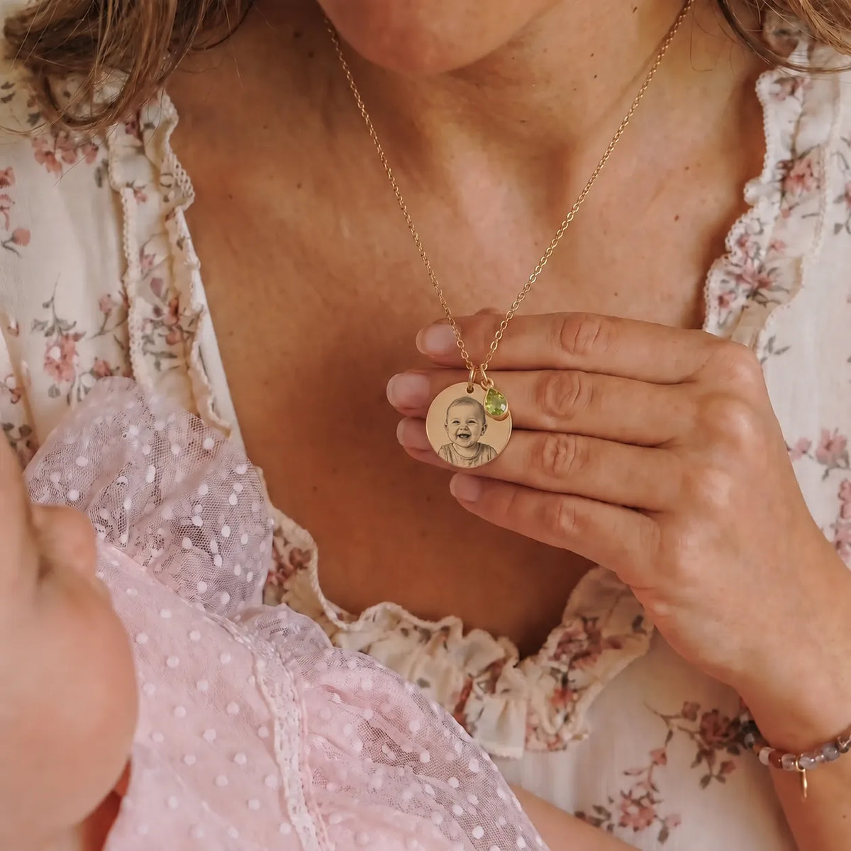 Collana oro con ritratto inciso indossata