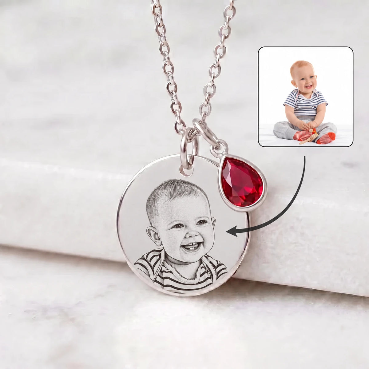 Collana argento con ritratto inciso di un bambino e pietra di nascita rossa