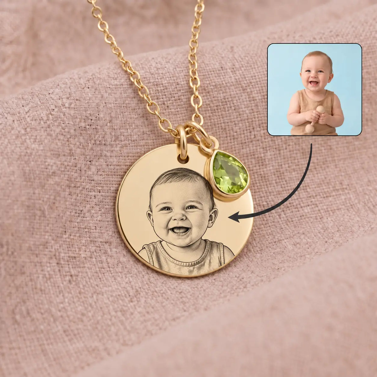Collana oro con ritratto inciso di un bambino e pietra di nascita verde